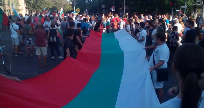 Снимки ПетелПротестът днес във Варна започна не с традиционното шествие, а