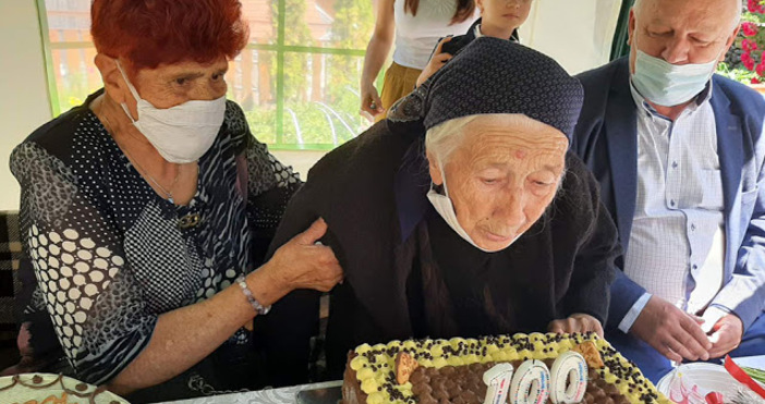 Снимка 24smolian comКметът на Смолян Николай Мелемов поздрави столетничката Шина Тодорова Гергьовска от Широка
