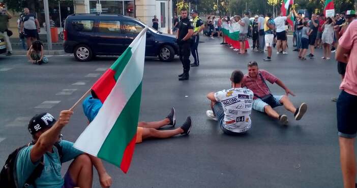 Снимки ПетелЧаст от протестиращите във Варна решиха да блокират част