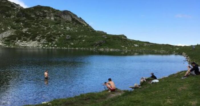 Снимка МВРИздирват се сърбите къпали се на езерото Бъбрека в