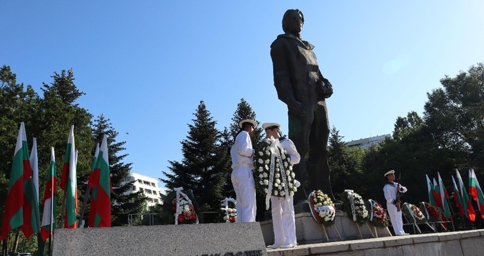 снимки БулфотоВъв Висшето военноморско училище военнослужещи и гости направиха ритуал