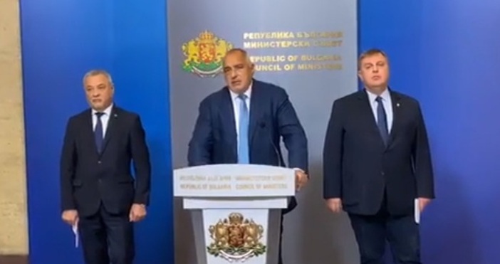 Премиерът Бойко Борисов обяви че приема оставките на тримата министри