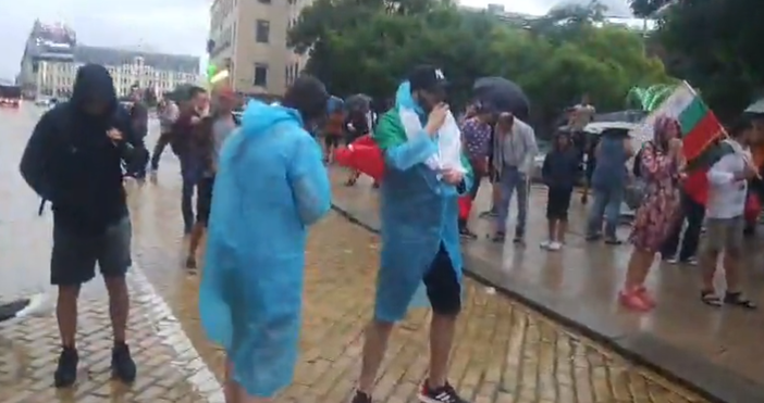 Петел предава на живо от София и от Варна протеста