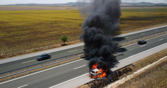 Снимки БулфотоЛек автомобил е пламнал в движение на автомагистрала Тракия