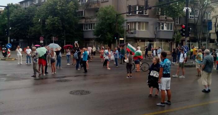 Снимки Петел Малобройна група протестиращи блокира и тази вечер кръстовището до