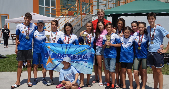 Снимки АстериНа провелото се държавно първенство по плуване в младша