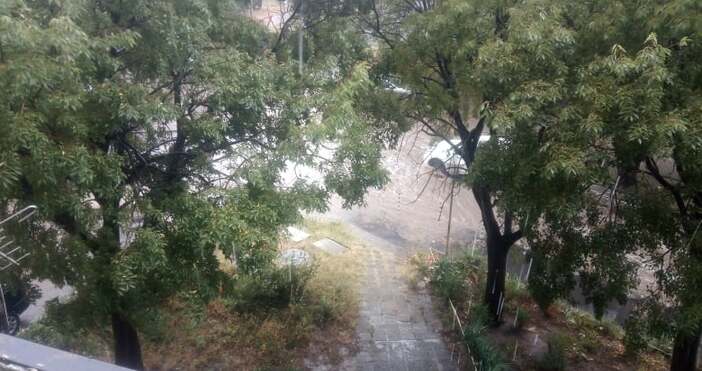 Снимки Петел Пороен дъжд се излива в момента над Варна На места