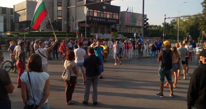 Снимка ПетелОтново блокада на кръстовището във Варна Протестиращите се опитват