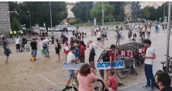 кадър личен профил Миролюба Бенатова Журналистката Миролюба Бенатова е на протестите