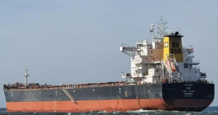 Сн.: marinetraffic.com/ultrabarquerМоряк от екипажа на бълкера Jag Ajay, плаващ под