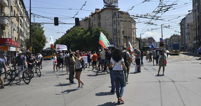 Снимки БулфотоДесетки протестиращи блокираха кръстовището на бул Фритьоф Нансен и