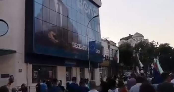 Видео Петел Протестиращи във Варна освиркаха бурно плаката на Веселин Марешки