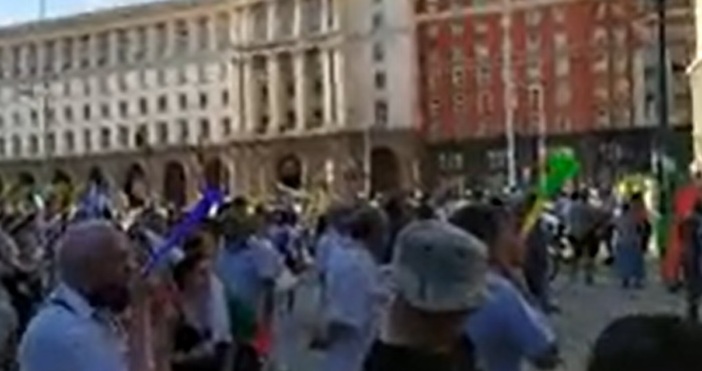 Мощни викове Оставка и Мутрите вън огласят в този момент