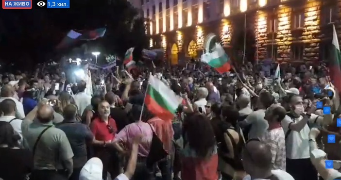 Хиляди са в Триъгълника на властта в София предава на