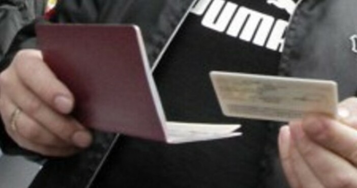 снимка БулфотоДълги опашки се извиха пред паспортните служби в София и