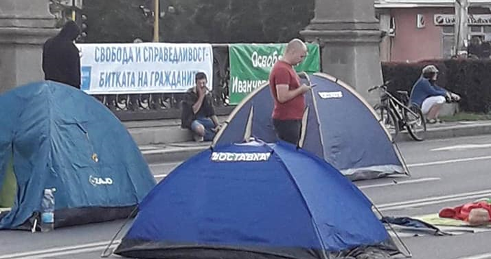 Снимка Боец фейсбукПротестът в София продължи цяла нощ  В четвъртък сутрин