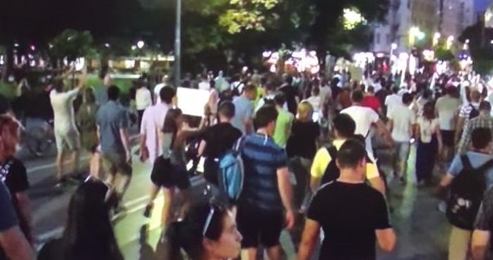 Преди минути протестиращите тръгнаха на шествие из улиците на София Минути