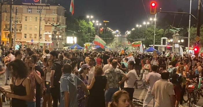 фото и видео Отровното трио фейсбукВъв фейсбук проф Велислав Минеков