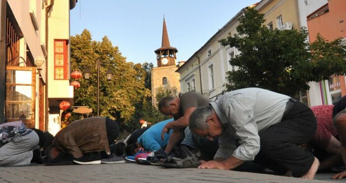 снимка: БулфотоС празнична молитва днес мюсюлманите по света ще отбележат настъпването