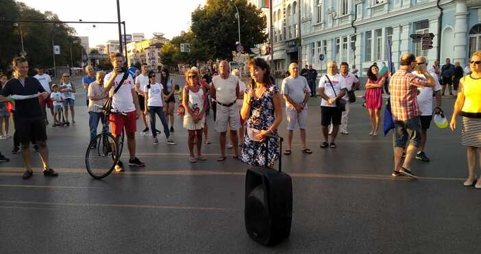 Пред протестиращите във Варна говори голямата бивша българска тенисистка Мануела Малеева