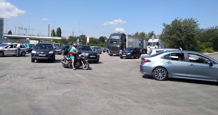 снимки Петел Протестно автошествие започна във Варна в този момент Около 25 автомобила и