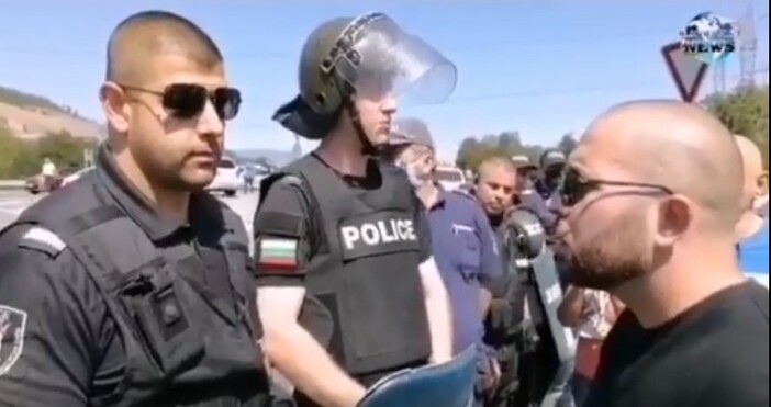 кадър и видео: Blagoevgrad-NEWS, фейсбук Любопитно видео от протестите се появи във