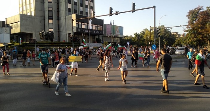 снимки: Петелвидео: Vihrogon.bg За пореден ден е блокирано кръстовището пред община Варна,