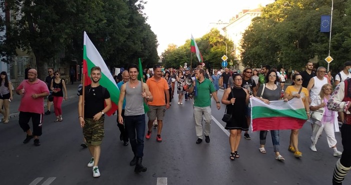 снимки Петел видео  Vihrogon bg Варна събуди се и Оставка скандират демонстрантите на протеста