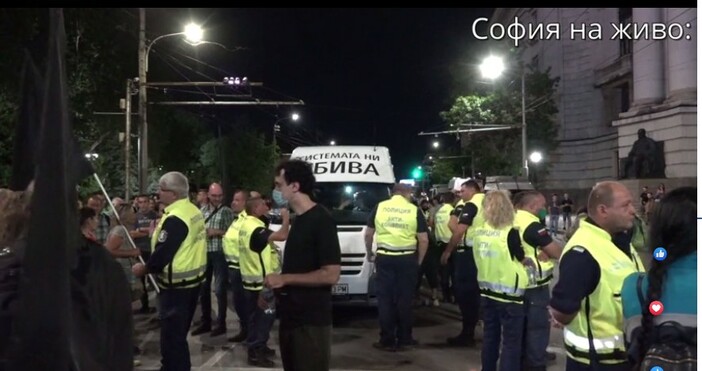фото и видео: Иво Божков, фейсбукВече 4 часа продължава да стои