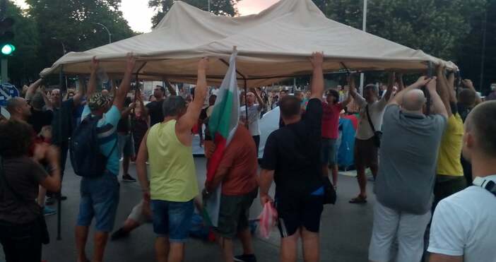 снимки ПетелПротестиращите във Варна издигнаха шатра на блокираното кръстовище пред
