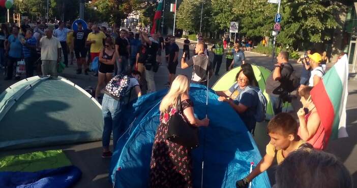 Снимки Петел Протестиращите във Варна опънаха палатки в центъра на