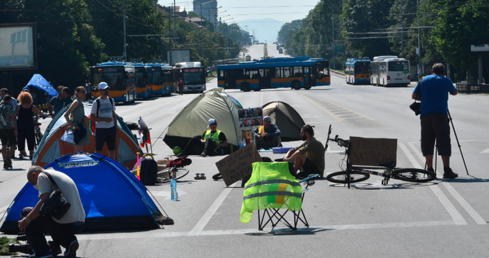 снимка БулфотоЧаст от протестиращите настояват Орлов мост да бъде преименуван на ул Протестна