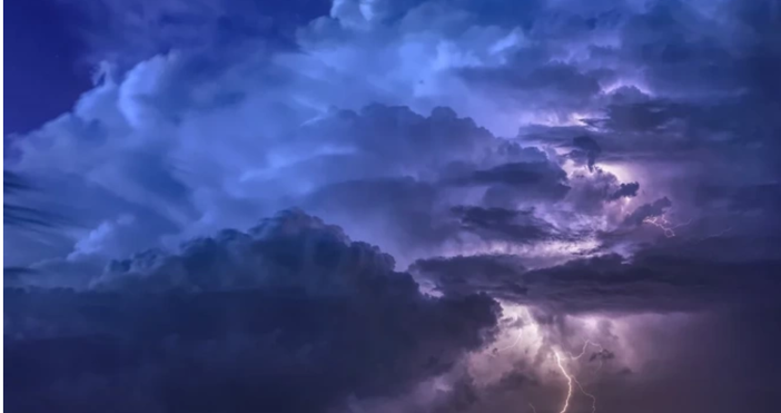 Снимка pixabayСилна буря с пороен дъжд и силен вятър връхлетя