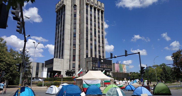 Снимка Петел Тази нощ бяха премахнати палатките на протестиращите и от
