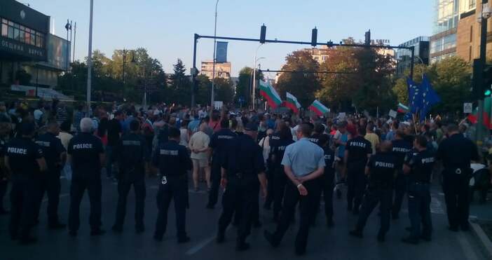 Снимка ПетелПротестиращите във Варна блокираха отново кръстовището пред общината. Този