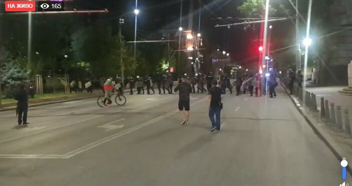 кадър и видео Петел Полицията пред Софийския университет се оттегли от района
