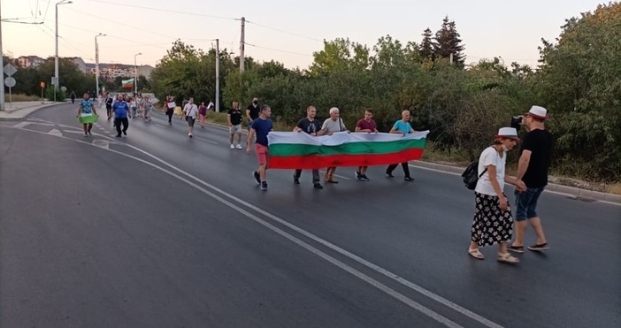 снимка Петел Протестът във Варна блокира Аспарухов мост В този момент движението