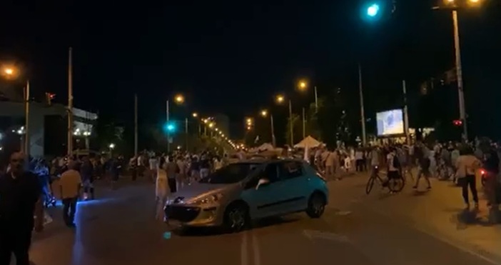 Кадър Фейсбук Отровното триоПродължават протестите срещу правителството на Бойко Борисов и