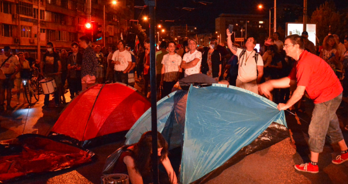 снимка БулфотоТази нощ органите на реда са премахнали новосъздадения палатков