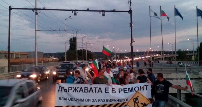 Снимка: ПетелПротестиращите във Варна вдигнаха блокадата на Аспарухов мост и