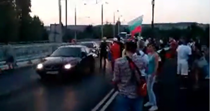 Снимка: Петел, видео: Варна сегаКакто се очакваше, в момента протестиращите