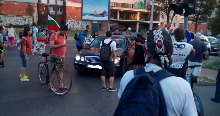 Снимки Петел Протестиращите във Варна вървят между колите по булеварда към
