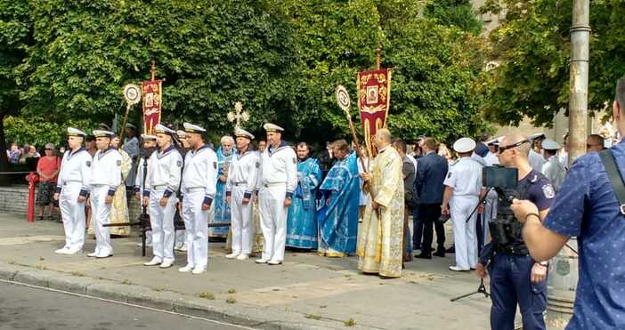 Снимки Петел Започна тържествената церемония по издигане флага на Варна и литийно