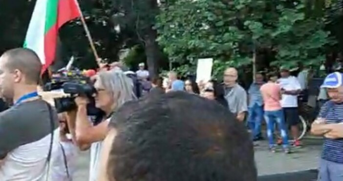 кадър и видео Варна сегаВ момента се събират протестиращи до