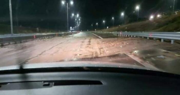 Кадър: Bulgaria ON AIRPаради дъжда се е свлякла земна маса на