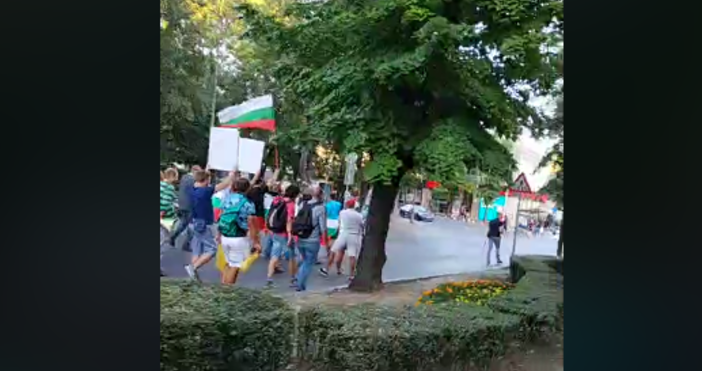 Петел предава на живо протеста във Варна Хората шестват и