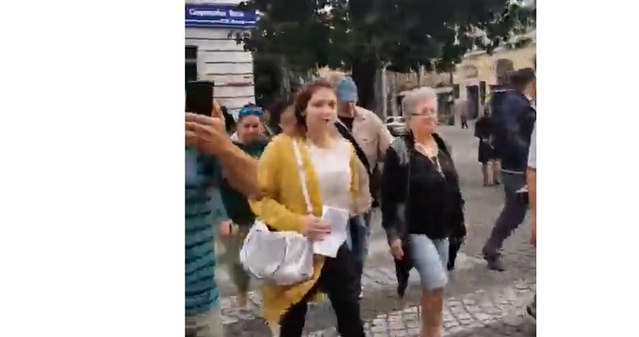 Кадър Мая Манолова ФейсбукПротестиращите от Орлов мост блокираха сградата на ЦИК