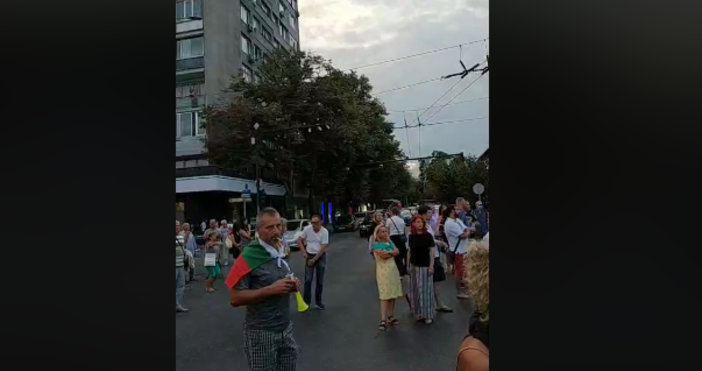 кадър Петел Десетки протестиращи във Варна шестват из центъра на града