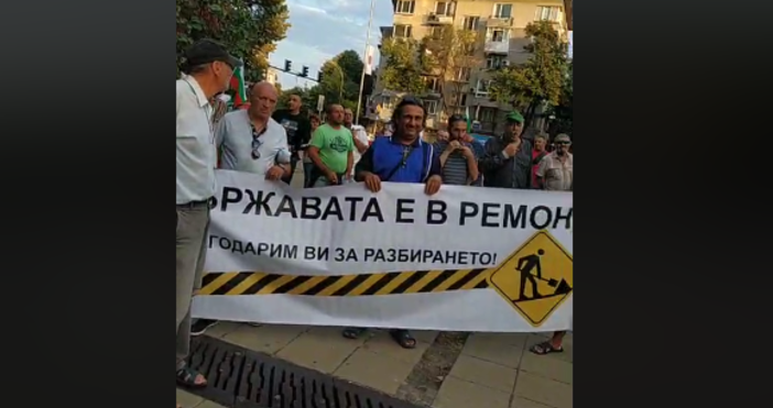 Петел предава на живо протеста във Варна И днес около