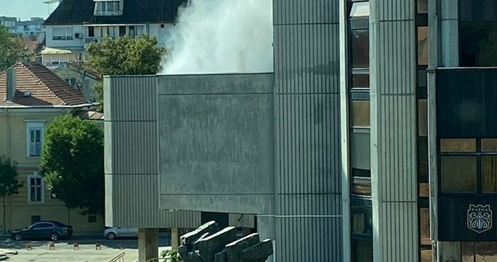 Редактор: e-mail: снимка: читател на ПетелГъст дим, който излиза от сградата на